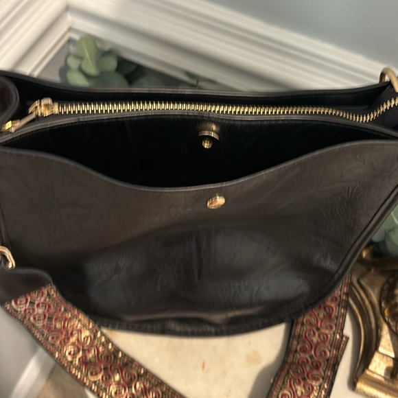 AHDORNED Double-Entry U-Shaped Vegan Messenger Bag - Picture 6 of 13